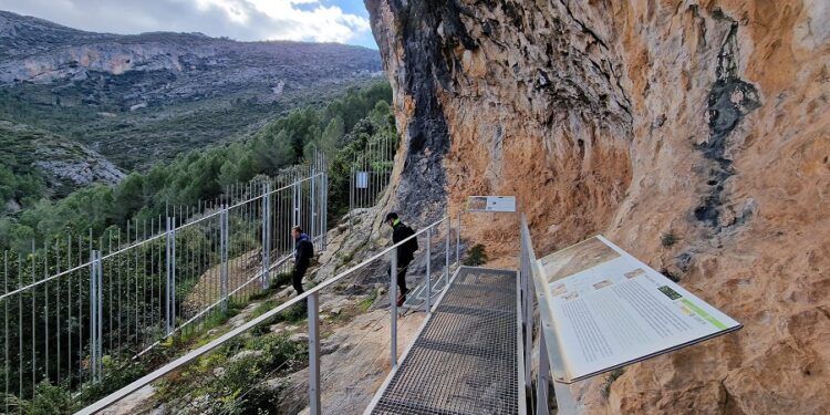 Visitas guiadas gratuitas para descubrir el castillo y los abrigos rupestres del barranc de Carbonera
