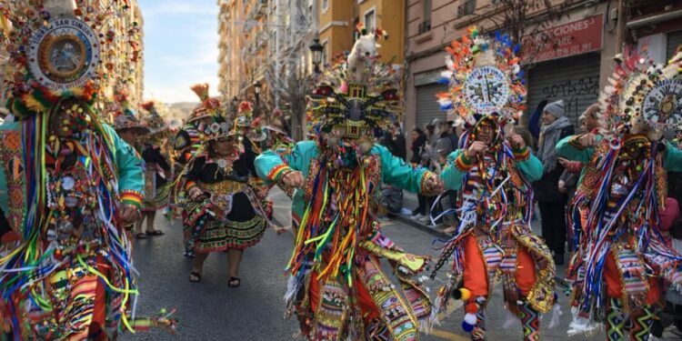 Gran pasacalle de carnaval y mercado de artesanos en Valencia el último fin de semana de marzo