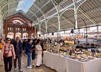Tres ferias falleras impulsan la artesanía local en el Mercado de Colón de Valencia en las Fallas 2026