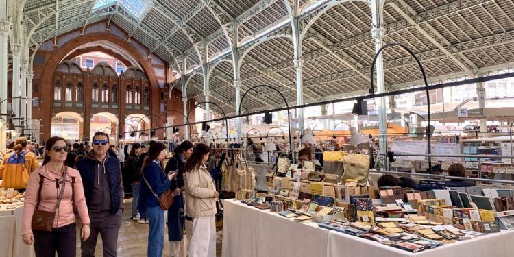 Tres ferias falleras impulsan la artesanía local en el Mercado de Colón de Valencia en las Fallas 2026