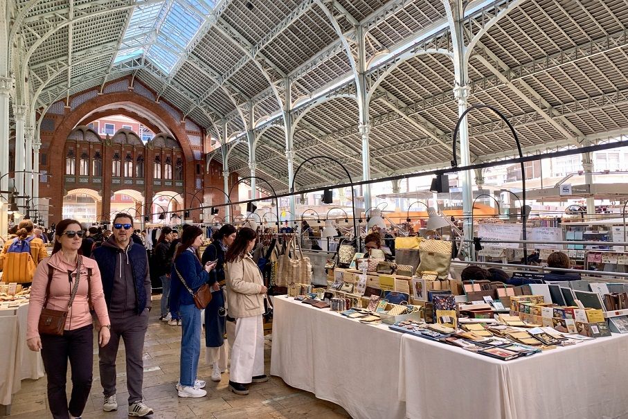 Tres ferias falleras impulsan la artesanía local en el Mercado de Colón de Valencia en las Fallas 2026