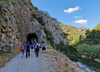 El Aplec del Tren dels Anglesos celebra 20 años de encuentro senderista en la Vía Verda del Serpis