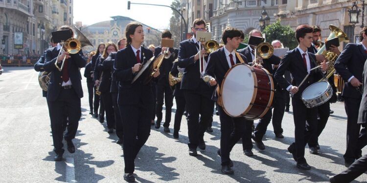 Bandas de música de Valencia darán ritmo a las mascletaes de las Fallas 2026: este es el calendario