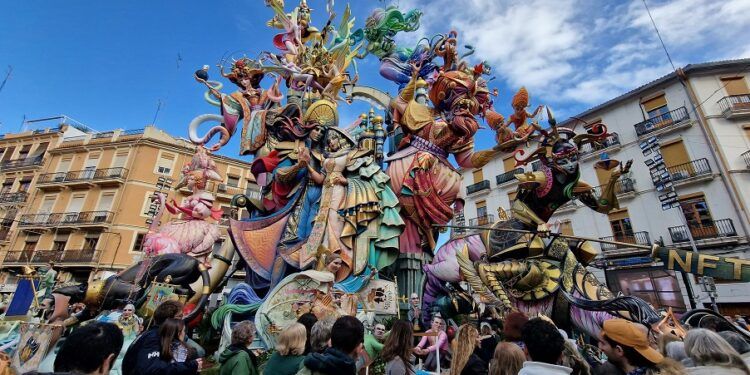 Un bono a coste reducido permite visitar por dentro los monumentos de Especial de las Fallas 2026