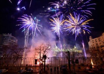 Calendario pirotécnico de castillos y mascletaes nocturnas en las Fallas 2026 de Valencia
