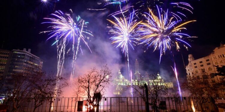 Calendario pirotécnico de castillos y mascletaes nocturnas en las Fallas 2026 de Valencia