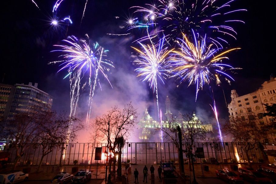 Calendario pirotécnico de castillos y mascletaes nocturnas en las Fallas 2026 de Valencia