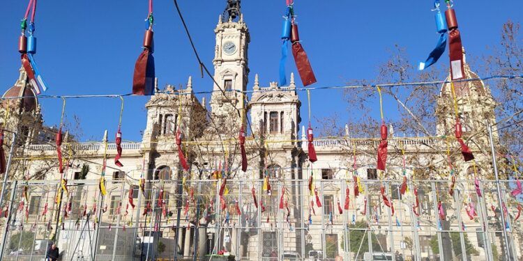 Sorteo de seis entradas diarias para vivir una mascletà desde el Ayuntamiento de Valencia