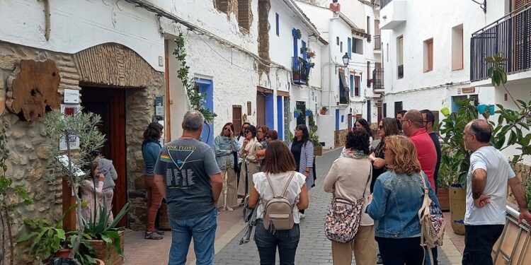 Visitas guiadas gratuitas para descubrir Sot de Chera: patrimonio, flores e historia en La Serranía