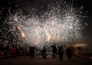La Cabalgata del Fuego despide las Fallas 2026 de Valencia: horario, recorrido y detalles del correfoc