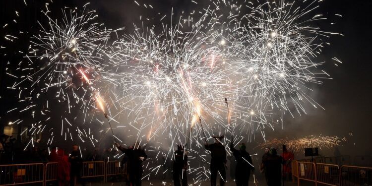 La Cabalgata del Fuego despide las Fallas 2026 de Valencia: horario, recorrido y detalles del correfoc