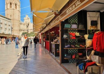 La Feria de Artesanía de Primavera de Valencia regresa a la plaza de la Reina para despedir marzo