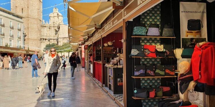 La Feria de Artesanía de Primavera de Valencia regresa a la plaza de la Reina para despedir marzo
