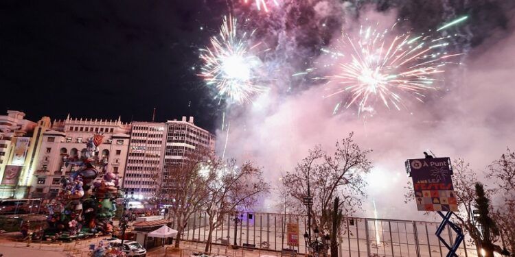 L’Alba de les Falles 2026: más de 300 fuegos artificiales se dispararán a la vez en Valencia