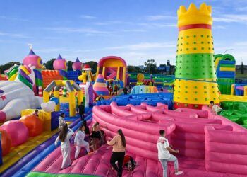 Regresa el parque hinchable más grande de Valencia: más de 3.000 m² y 15 zonas de juego
