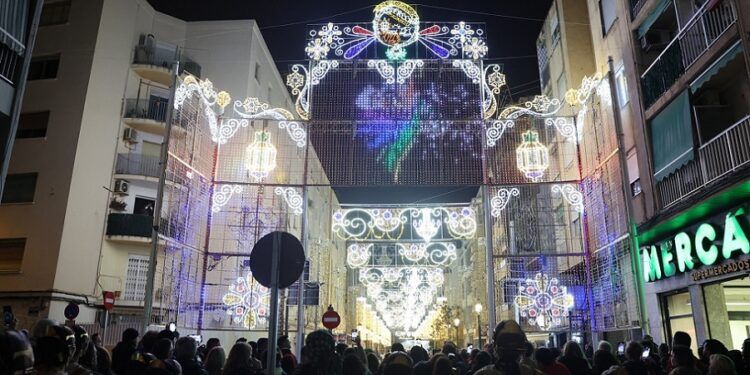 Encendido de luces Fallas 2026: horarios inauguración de calles iluminadas y recorridos del jurado