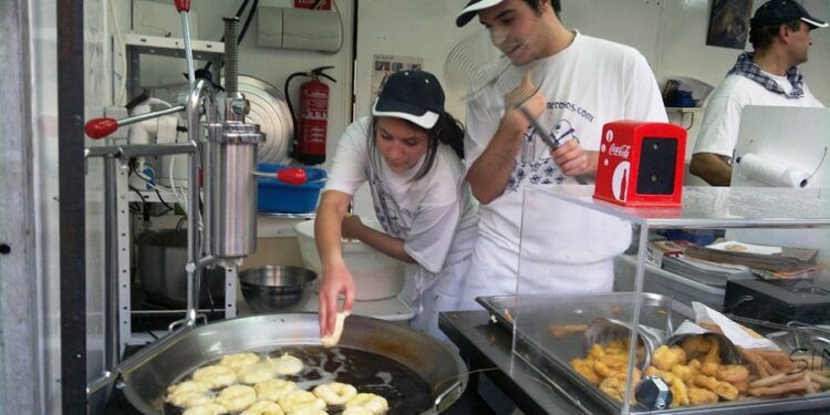 Regresa a Valencia el clásico puesto de churros, buñuelos y chocolate sin gluten en las Fallas 2026
