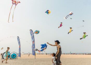 Arranca la temporada de vuelo de cometas gigantes y exhibiciones acrobáticas en Gandia