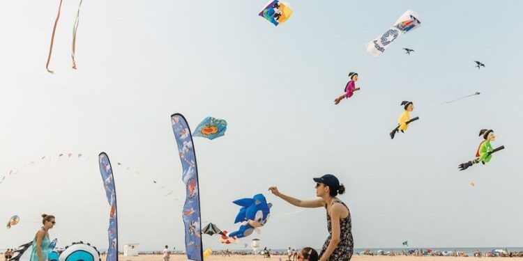 Arranca la temporada de vuelo de cometas gigantes y exhibiciones acrobáticas en Gandia