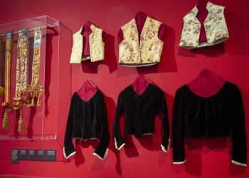 Una exposición gratuita en Valencia muestra la evolución de la indumentaria fallera en el siglo XX
