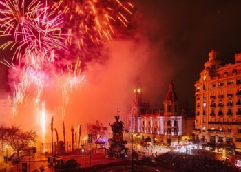 La falla municipal de Valencia se rematará con un piromusical y un mensaje de paz y esperanza