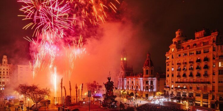 La falla municipal de Valencia se rematará con un piromusical y un mensaje de paz y esperanza
