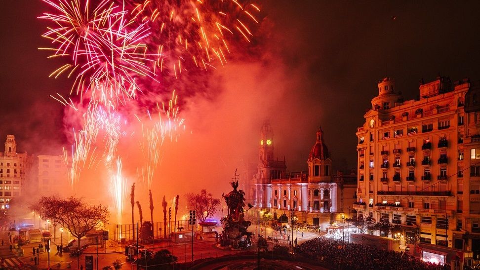 La falla municipal de Valencia se rematará con un piromusical y un mensaje de paz y esperanza