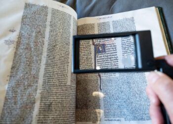 Las dos Biblias de San Vicente Ferrer en Valencia: una para predicar en el camino y otra para estudiar
