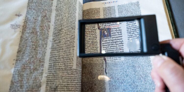 Las dos Biblias de San Vicente Ferrer en Valencia: una para predicar en el camino y otra para estudiar