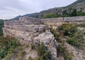 Una sencilla ruta circular en Gaianes recorre un poblado de la Edad del Bronce y un discreto castillo
