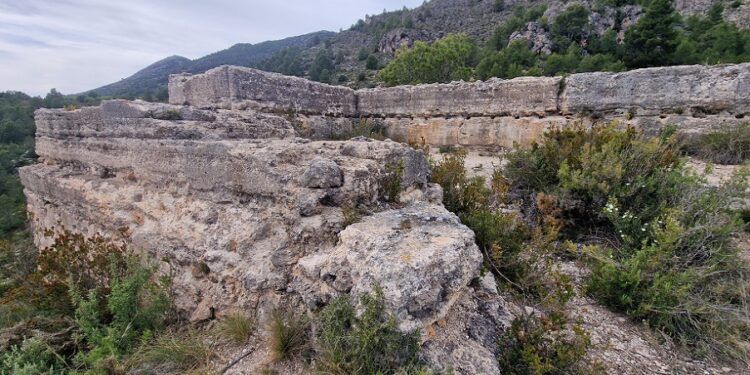 Una sencilla ruta circular en Gaianes recorre un poblado de la Edad del Bronce y un discreto castillo