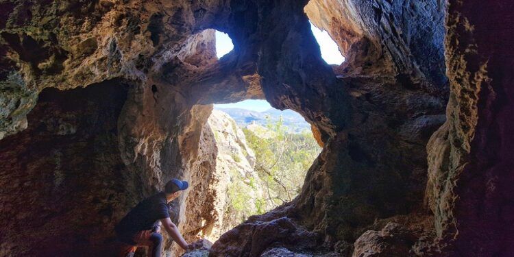 Una bella ruta circular en Cocentaina por la Serra de l’Alberri conduce a dos cuevas dignas de visita