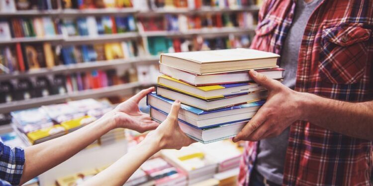 El Día del Libro llena Valencia de actividades, mercados solidarios y reading parties gratuitas