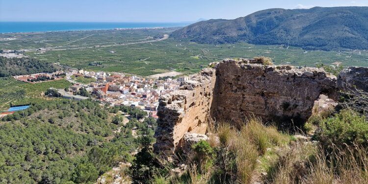 Gebalcobra, el olvidado castillo andalusí de la Muntanya de les Creus de Tavernes de la Valldigna