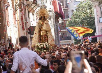 El tapiz floral de la Mare de Déu 2026 rinde homenaje a la bóveda barroca de Palomino de la Basílica