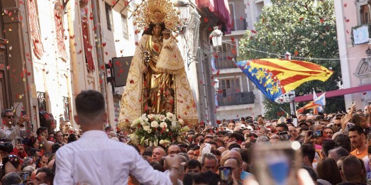 El tapiz floral de la Mare de Déu 2026 rinde homenaje a la bóveda barroca de Palomino de la Basílica