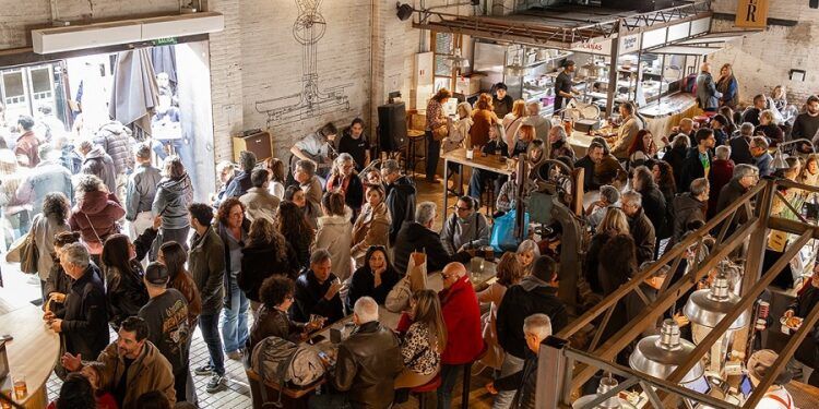 Vuelve la fiesta del vermut al Cabanyal con tapas gourmet, música en directo y buen ambiente