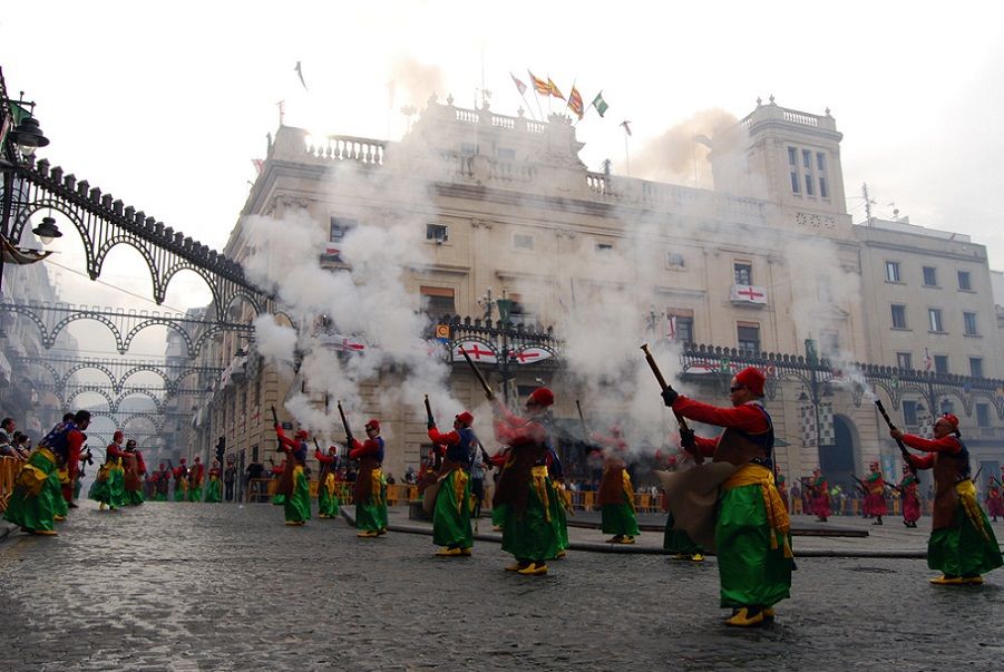 Alcoy se prepara para vivir sus Fiestas de Moros y Cristianos de 2026 en honor a Sant Jordi