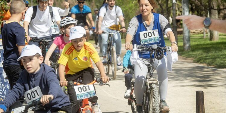 Valencia se sube a la bici con “Pedalea por el Planeta”, una marcha familiar en el Jardín del Turia