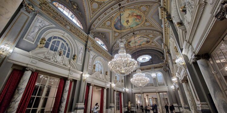 El Salón de Cristal del Ayuntamiento de Valencia: historia y simbolismo de este corazón institucional