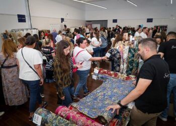 Torrent vuelve a convertirse en epicentro de la indumentaria valenciana con el Showroom Fallero 2026