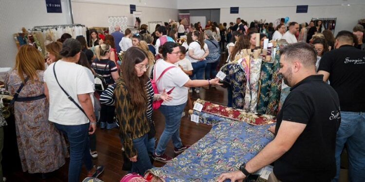 Torrent vuelve a convertirse en epicentro de la indumentaria valenciana con el Showroom Fallero 2026