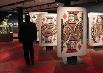 El universo de Alicia en el país de las maravillas llega a Valencia con una gran exposición inmersiva