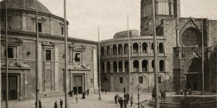 Els hòmens de la vergonya, la tradición olvidada de Valencia para dar sombra en sus fiestas