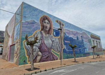 Así es el gran mural de Toni Espinar en Gaianes: una obra de 485 m² junto a la Via Verda del Serpis