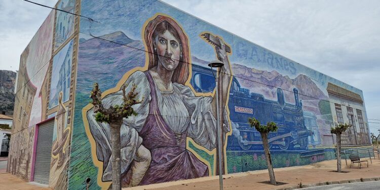 Así es el gran mural de Toni Espinar en Gaianes: una obra de 485 m² junto a la Via Verda del Serpis