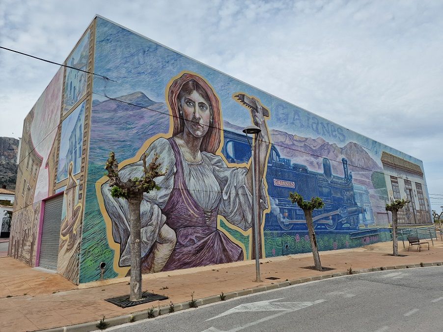 Así es el gran mural de Toni Espinar en Gaianes: una obra de 485 m² junto a la Via Verda del Serpis