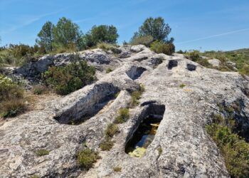 Así es la necrópolis íbero-romana del Mas del Pou, un conjunto de 63 tumbas excavadas en la roca