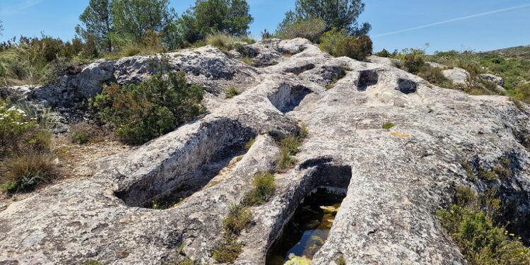 Así es la necrópolis íbero-romana del Mas del Pou, un conjunto de 63 tumbas excavadas en la roca