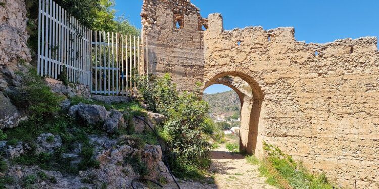 El Castillo de Corbera, en ruinas: años de obras y una recuperación que no termina de llegar
